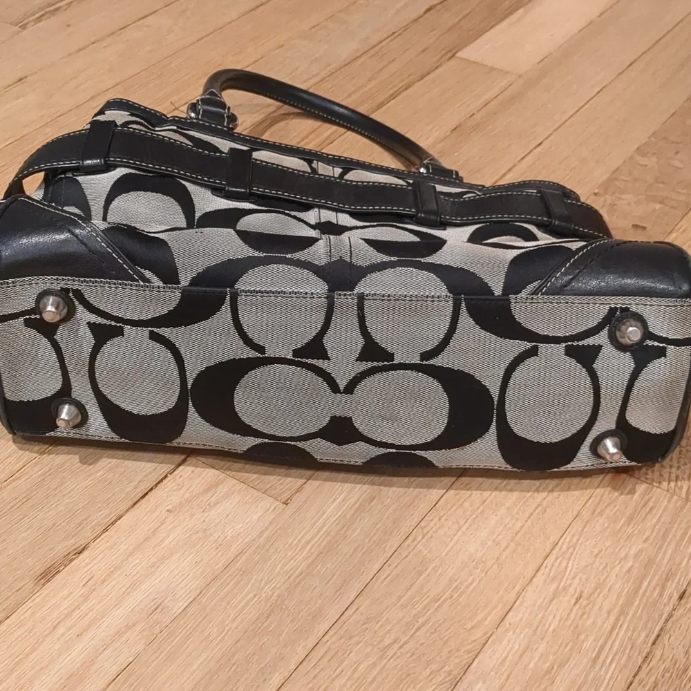 Authentic Coach Hamptons Signature Pocketbook